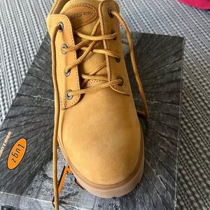 Size 9, men’s low rise winter boots. Great for slow, cold weather!